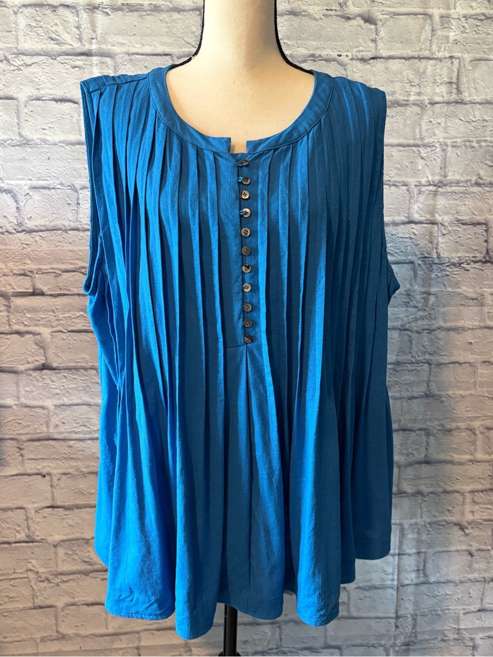 Chic Soul Vibrant Blue Pleated Sleeveless Button Tank